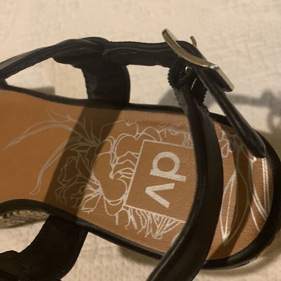 DV platform sandals. Size 9. Aztec design - Picture 11 of 11